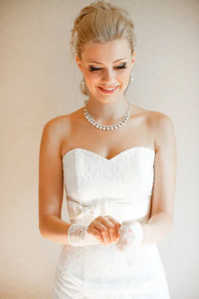Niesamowite blond Panna Młoda przed ślubem — Zdjęcie stockowe