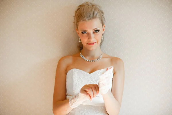 Charmanter Blick der blonden Braut vor der Hochzeit — Stockfoto