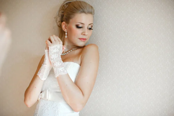 Красивая невеста в удивительном свадебном платье — стоковое фото