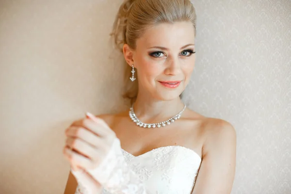 Glimlach van de charmante bruid in de trouwjurk — Stockfoto