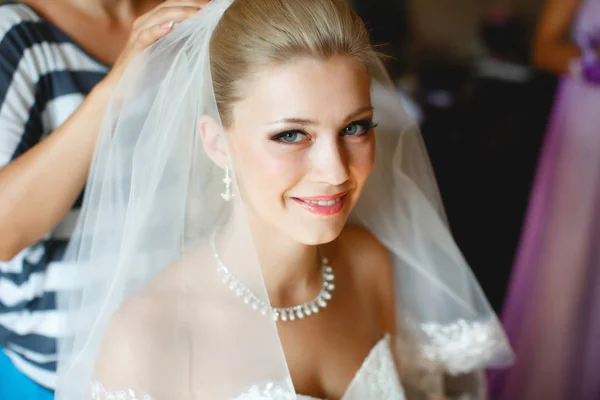 Gyönyörű menyasszony készül az esküvőt — Stock Fotó