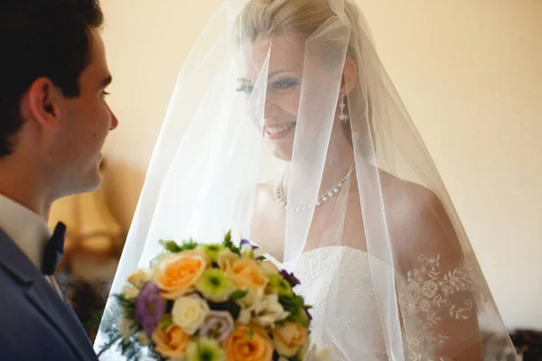 Jolie mariée dans le voile nuptial rencontre un marié — Photo