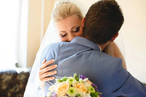 Liebliche Umarmung des Paares am Hochzeitstag — Stockfoto