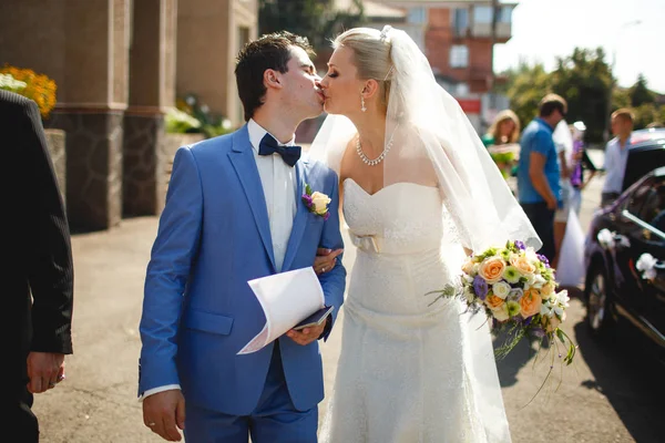 Поцілунок нареченого і нареченої з букетом — стокове фото