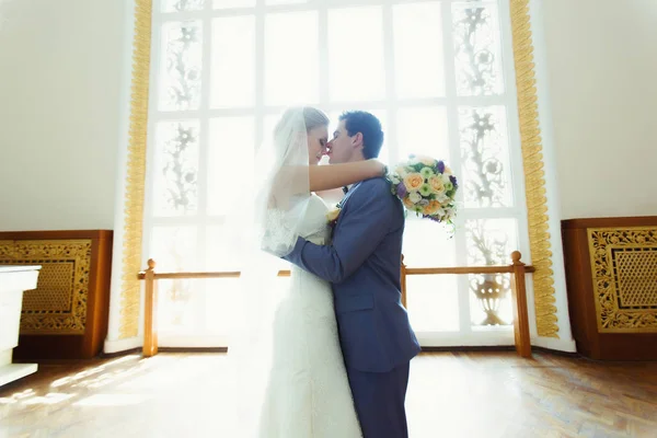 Beau moment du couple dans leur jour de mariage — Photo