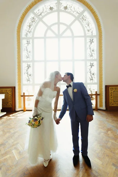Beijo do casal dentro do belo edifício — Fotografia de Stock