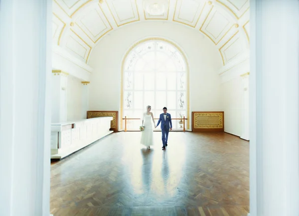 素晴らしいホワイト ホールとちょうど結婚されていたカップル — ストック写真