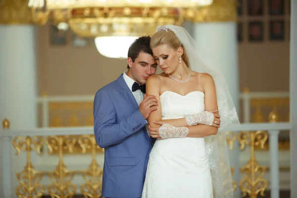 Groom está abraçando sua bela noiva — Fotografia de Stock