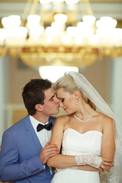 Bacio tenero e bello nel giorno delle nozze — Foto Stock