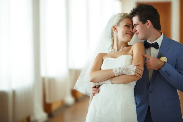 Pareja alegre en su día especial de la boda — Foto de Stock