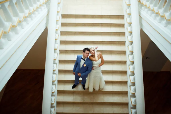 Escadas bonitas e um casal no dia do casamento — Fotografia de Stock