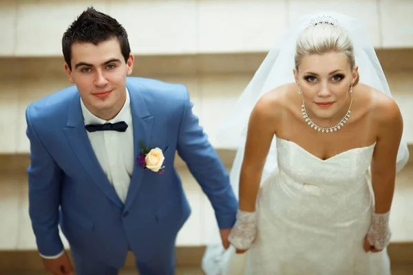 Nevěsta a ženich s modrýma očima — Stock fotografie