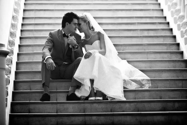 Photo en noir et blanc du couple sur le mariage — Photo