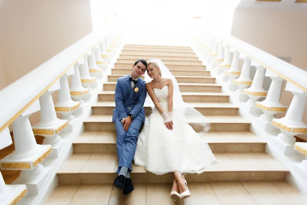 大楼梯和只是已婚的夫妇 — 图库照片