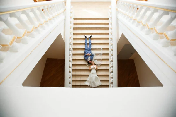 결혼식 날에 계단에 몇 거짓말 — 스톡 사진