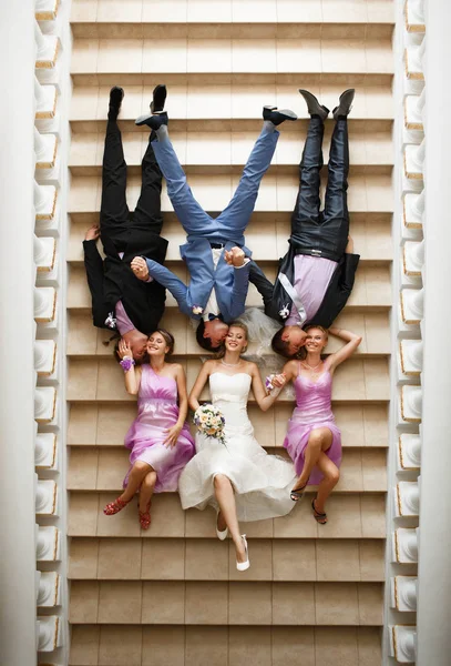 Pareja divertida con los amigos en el día de la boda — Foto de Stock