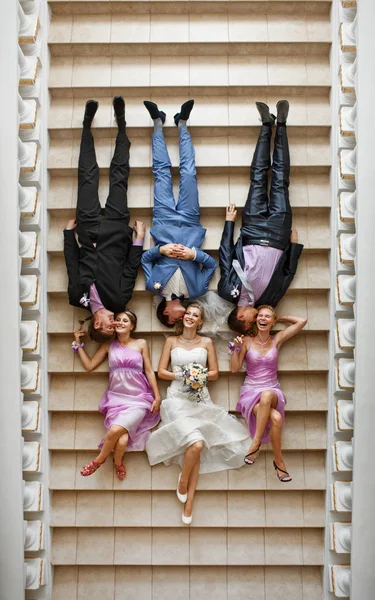 Ženich a nevěsta s mládenci a družičky — Stock fotografie