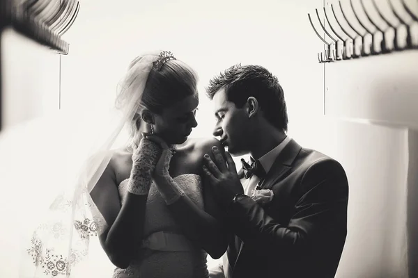 Groom está beijando sua noiva para o ombro — Fotografia de Stock