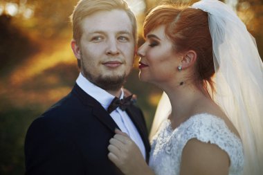 Parkta kucaklayan gelinler