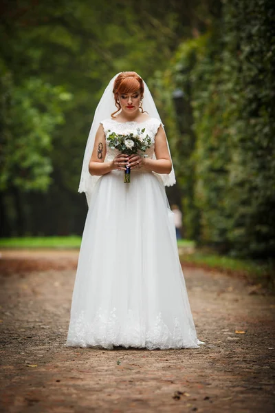 L'affascinante sposa si trova nel parco — Foto Stock