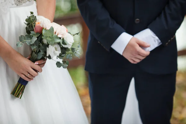 Закохана пара стоїть на церемонії одруження — стокове фото