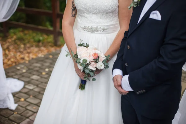 The couple in love stands on the wedding ceremony — Stock Photo, Image