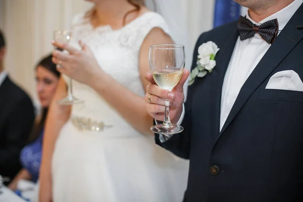 Le couple amoureux garde une coupe de champagne — Photo
