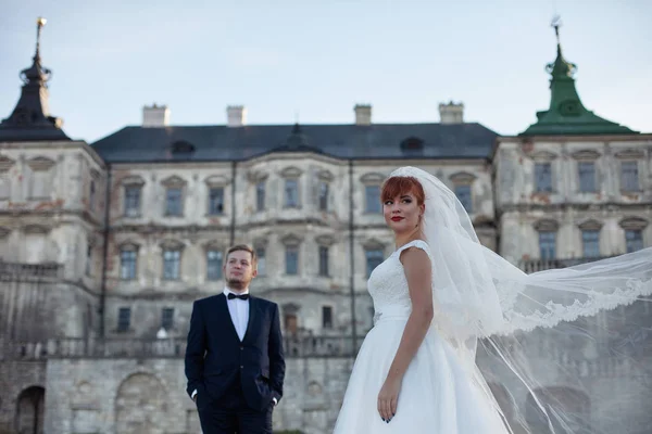 Brides stanąć w pobliżu castle — Zdjęcie stockowe