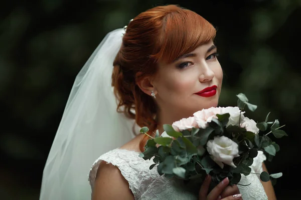 La charmante mariée se tient dans le parc — Photo