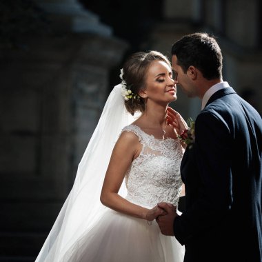 Kentsel sokakta kucaklayan gelinler