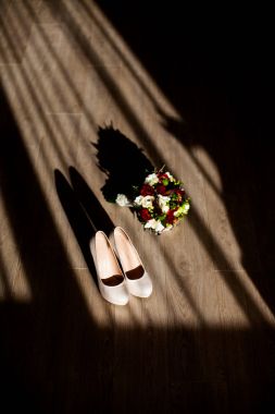 Düğün buketi ayakkabı standları