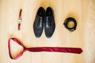 Goom'ın izle, kemer, kravat ve ayakkabı