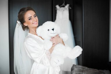 Gelin onu oyuncak kucaklayan