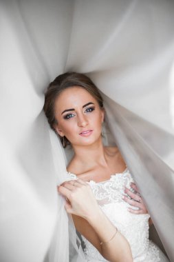 Sevimli gelin beyaz tuval olarak duruyor