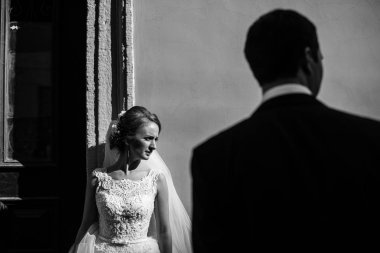 Gelin duvara yakın duruyor