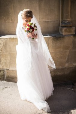 Bina yakınındaki büyüleyici gelin standları