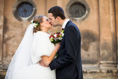 Bina yakınındaki öpüşme aşk çekici çift