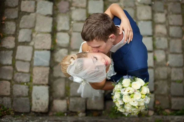 Uno sguardo dall'alto sullo sposo che bacia la guancia della sposa tenera — Foto Stock