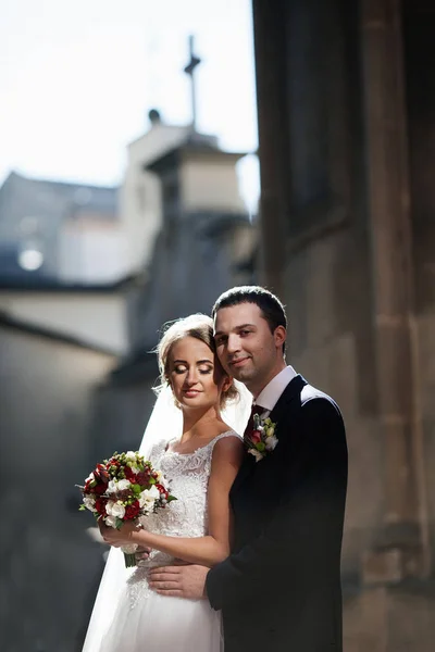 Brides ogarnięcie na miejskiej ulicy — Zdjęcie stockowe