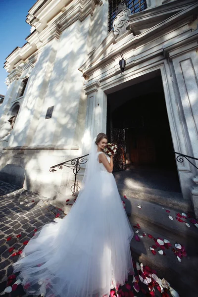 Okouzlující nevěsta stojí na schodech — Stock fotografie
