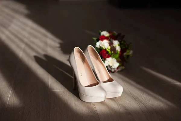 結婚式の花束が靴のそばに立つ — ストック写真