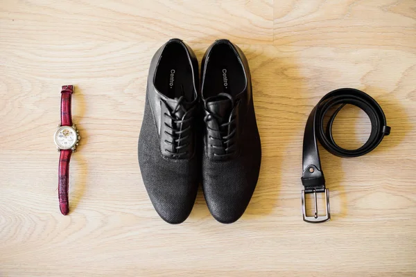 Reloj, cinturón y zapatos del goom — Foto de Stock