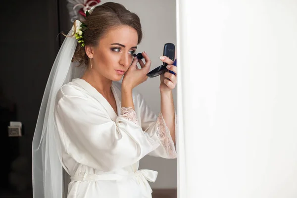 Nevěsta se dívá na zrcadlo — Stock fotografie