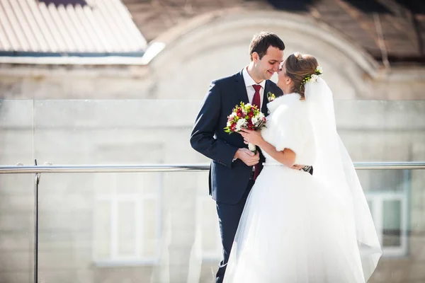 O casal apaixonado fica na varanda — Fotografia de Stock