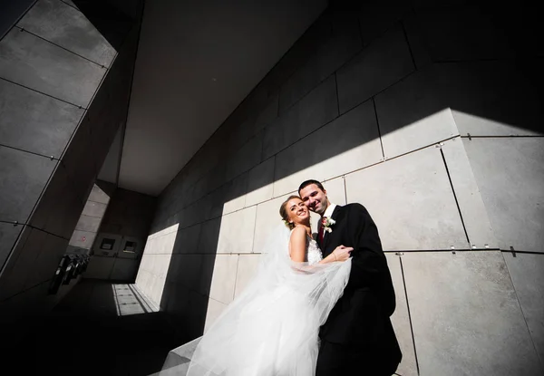 O casal mais feliz no amor fica perto da parede — Fotografia de Stock