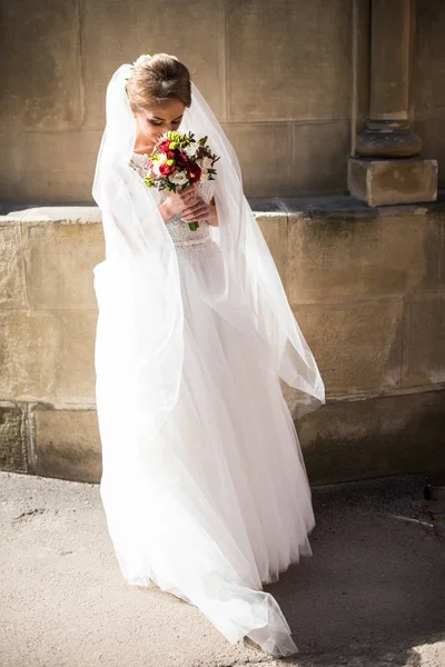 Bina yakınındaki büyüleyici gelin standları