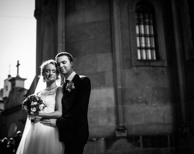 Kentsel sokakta kucaklayan gelinler