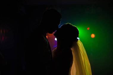 Dans pistinde gelinler