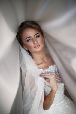 Sevimli gelin beyaz tuval olarak duruyor