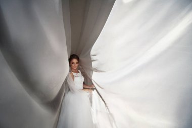 Sevimli gelin beyaz tuval olarak duruyor